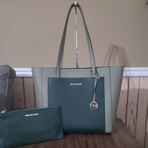 Michael Kors Large Pocket Tote Gemma with wristlet